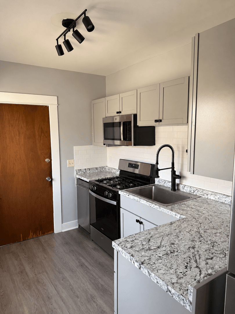 Minnneapolis Apartment: 816-818 University Ave SE