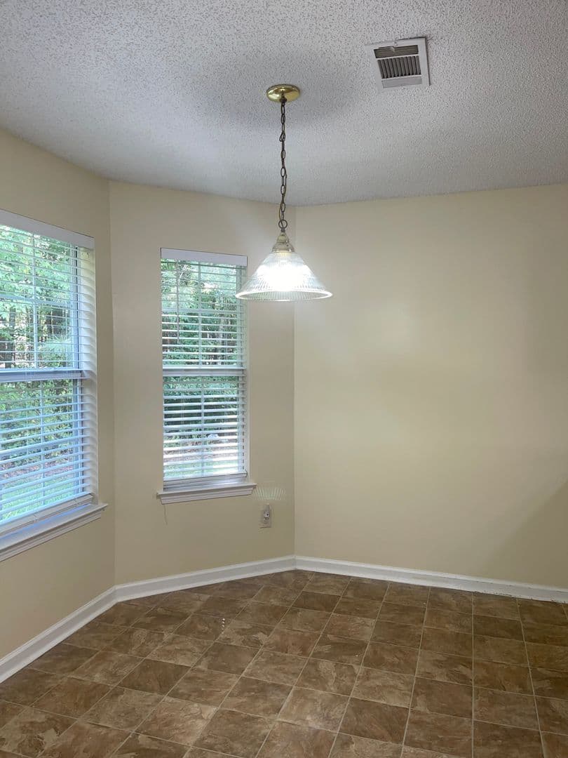 Hampton House: 206 Goldleaf Dr