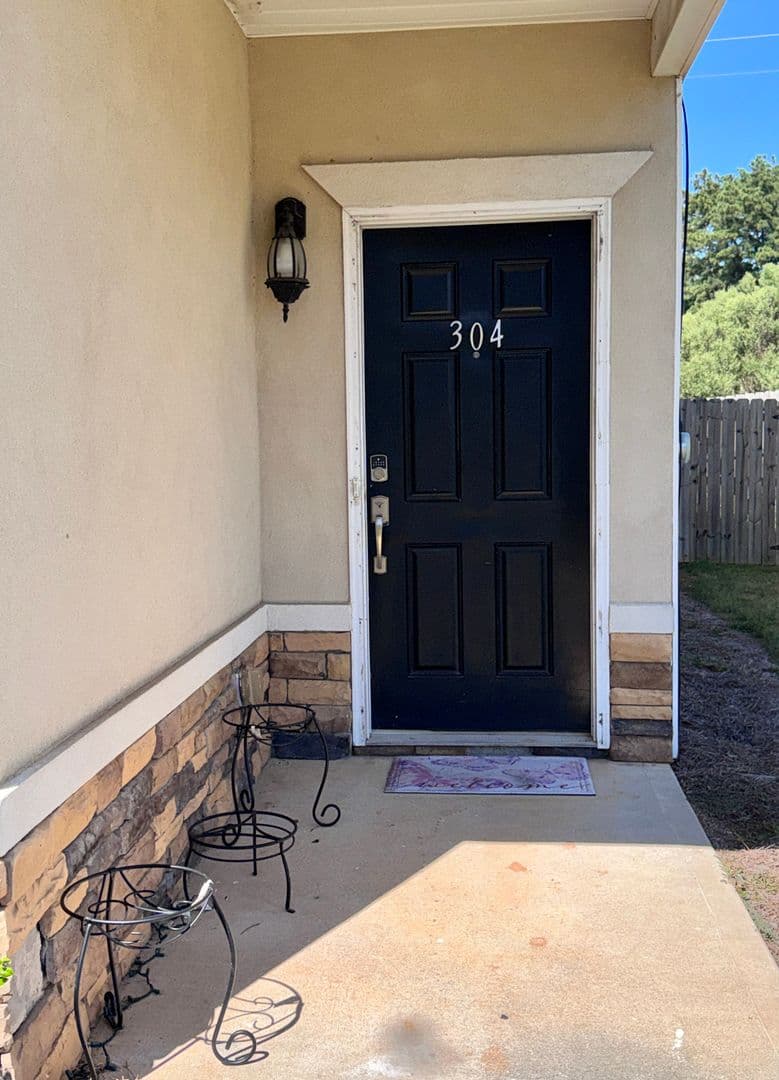 Jonesboro House: 304 Commons Dr