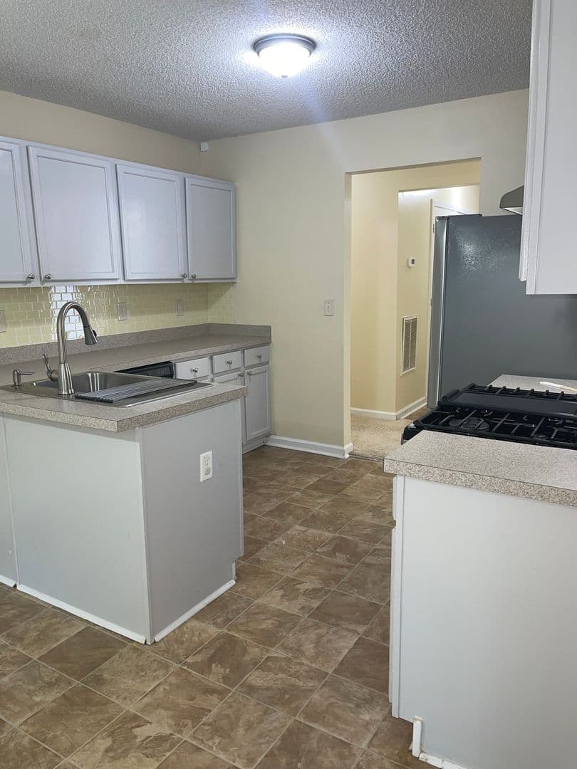 Hampton House: 206 Goldleaf Dr