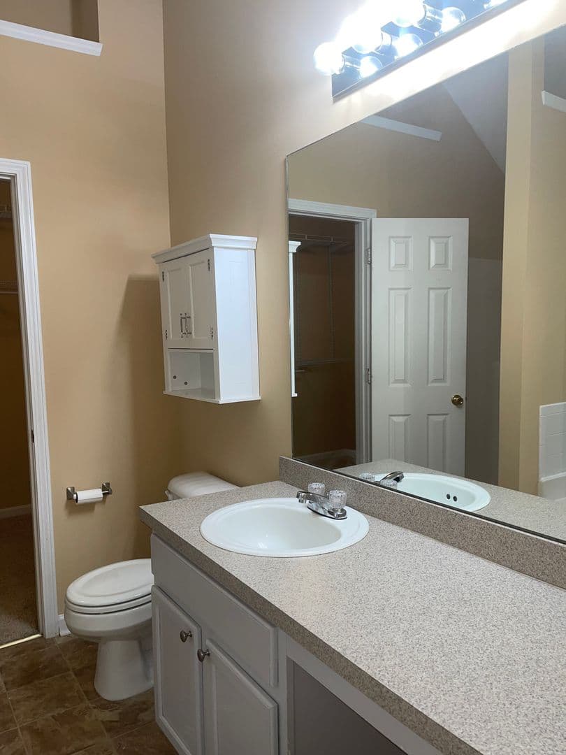 Hampton House: 206 Goldleaf Dr