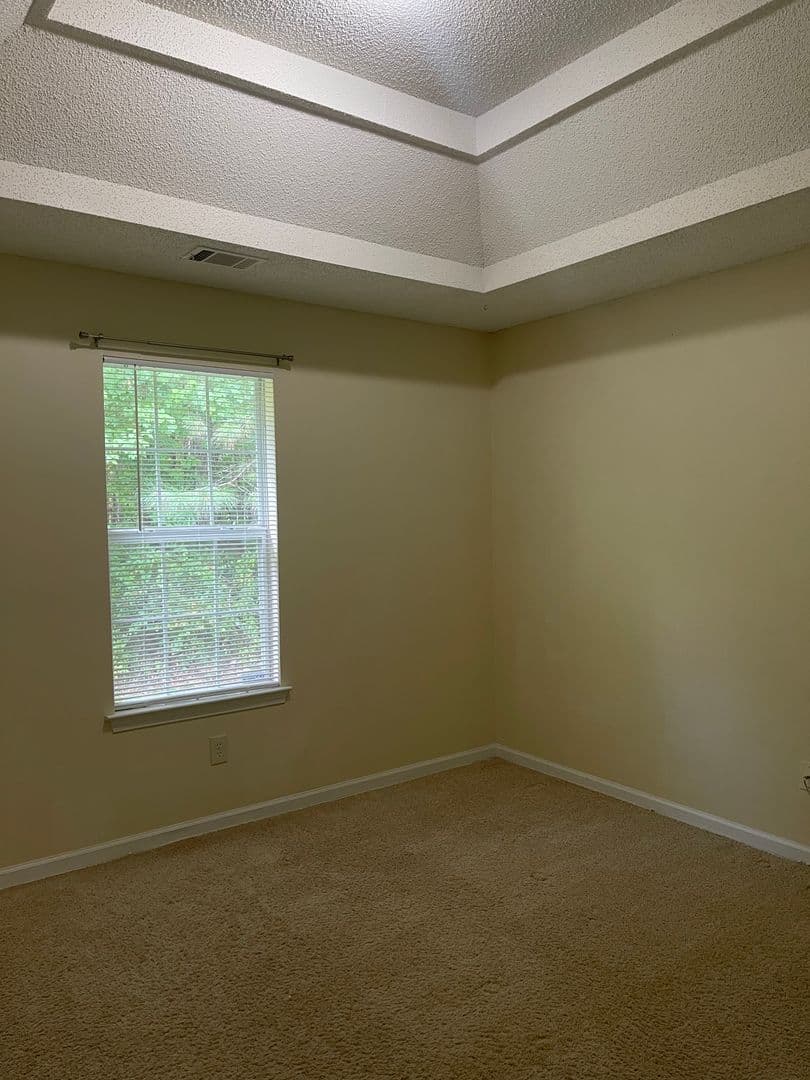 Hampton House: 206 Goldleaf Dr