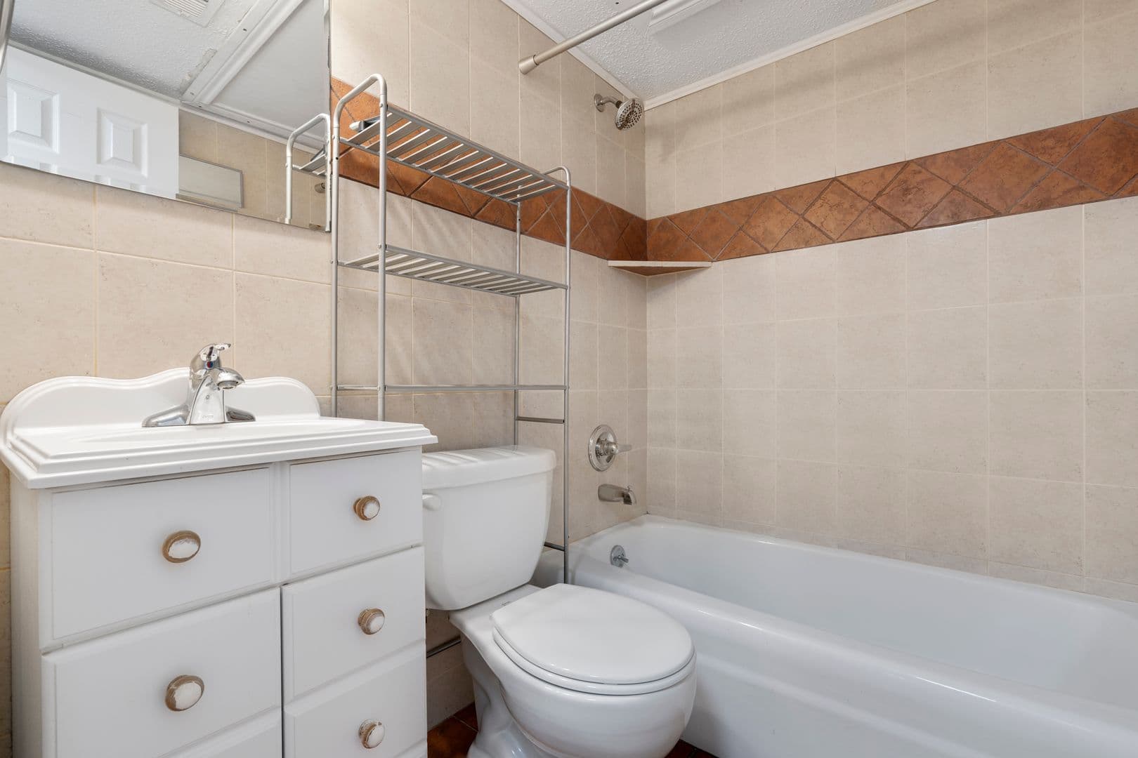 Grapevine Apartment: 1207 W Wall Street