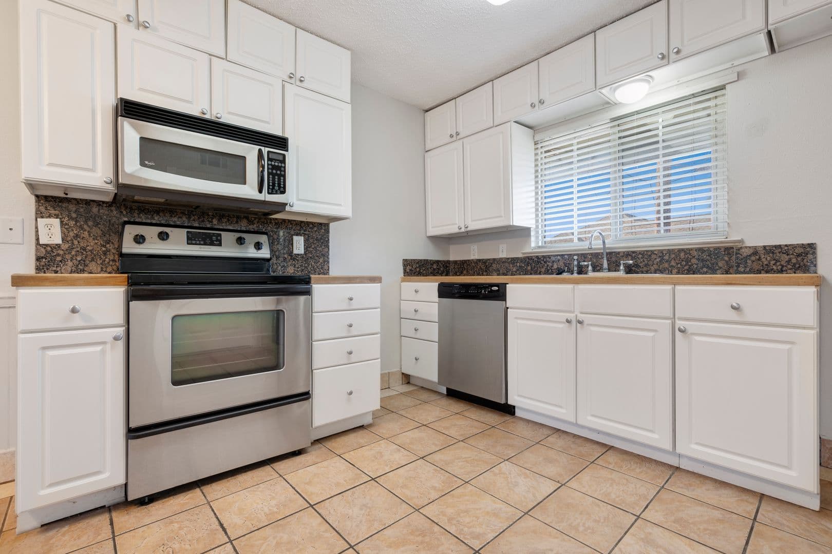 Grapevine Apartment: 1207 W Wall Street