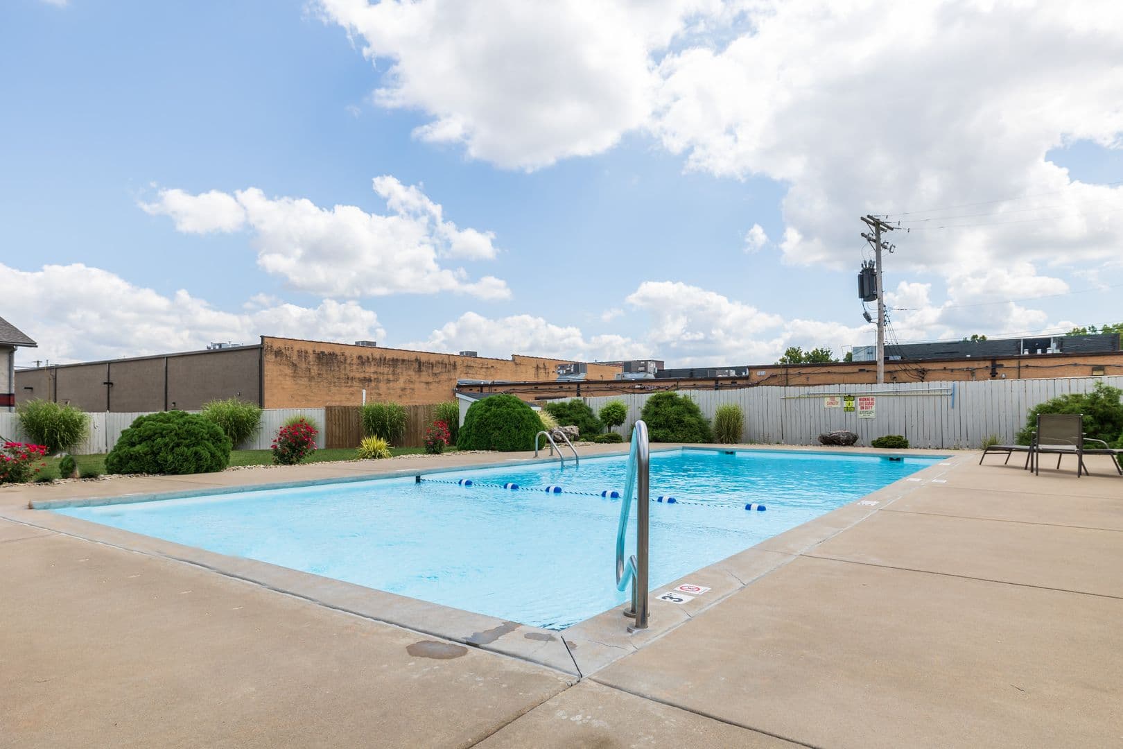 St. Charles Apartment: 901-996 Broadmoor Ln