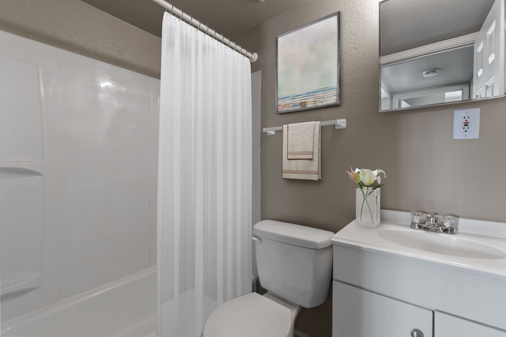 Hazelwood Apartment: 2 Teson Garden Walk