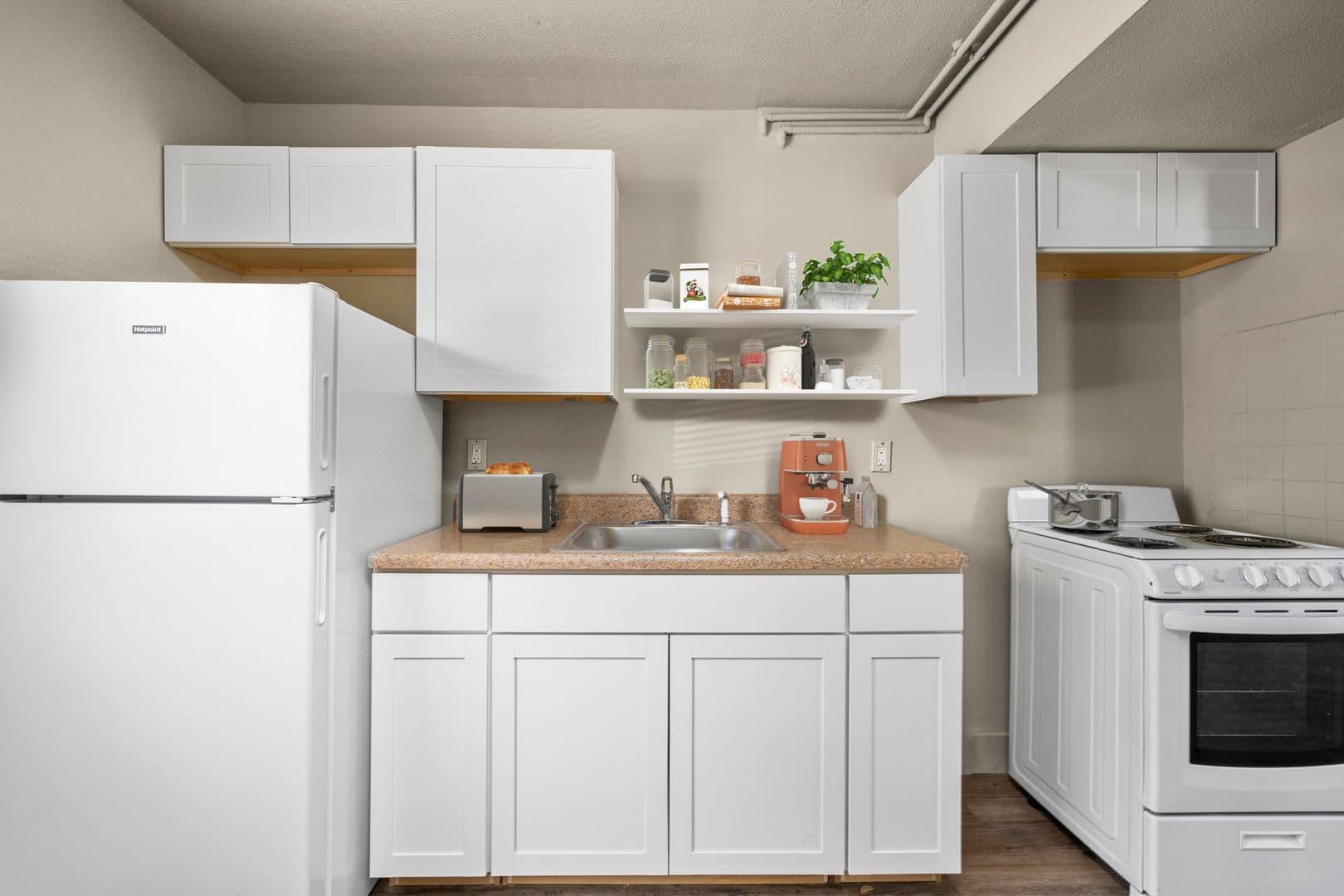 St. Charles Apartment: 1108 Powell St