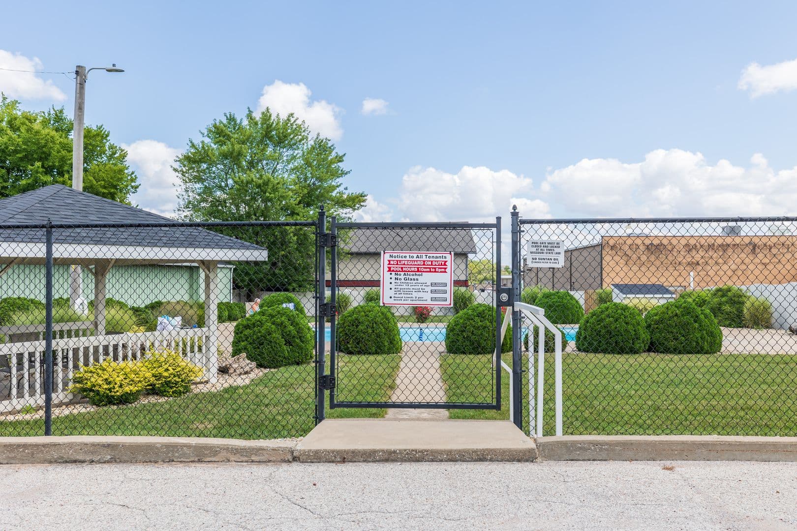 St. Charles Apartment: 901-996 Broadmoor Ln