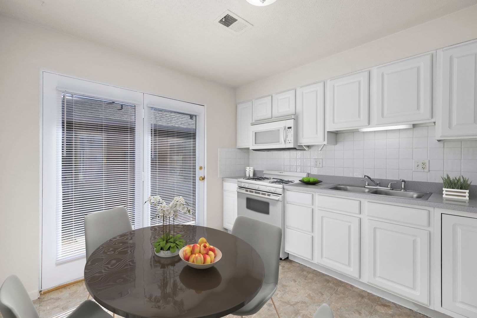 St. Charles Apartment: 901-996 Broadmoor Ln