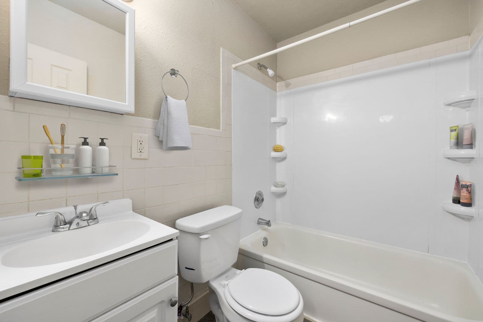 St. Charles Apartment: 1108 Powell St