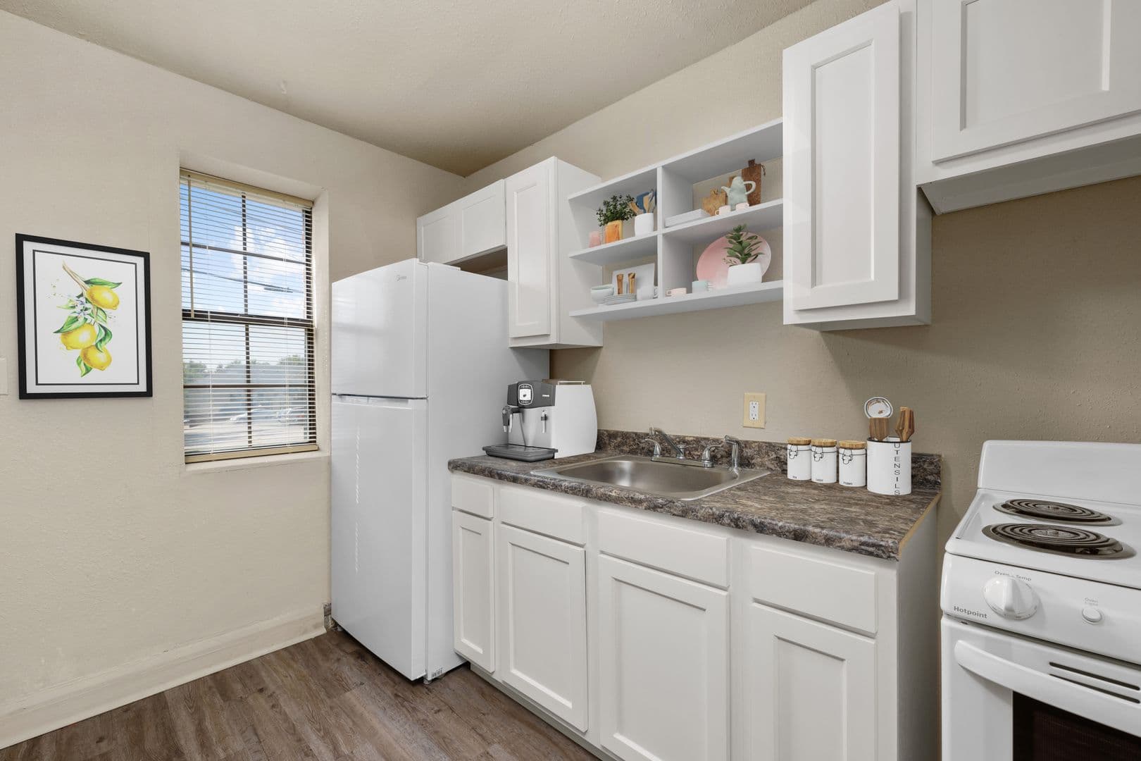 St. Charles Apartment: 1108 Powell St