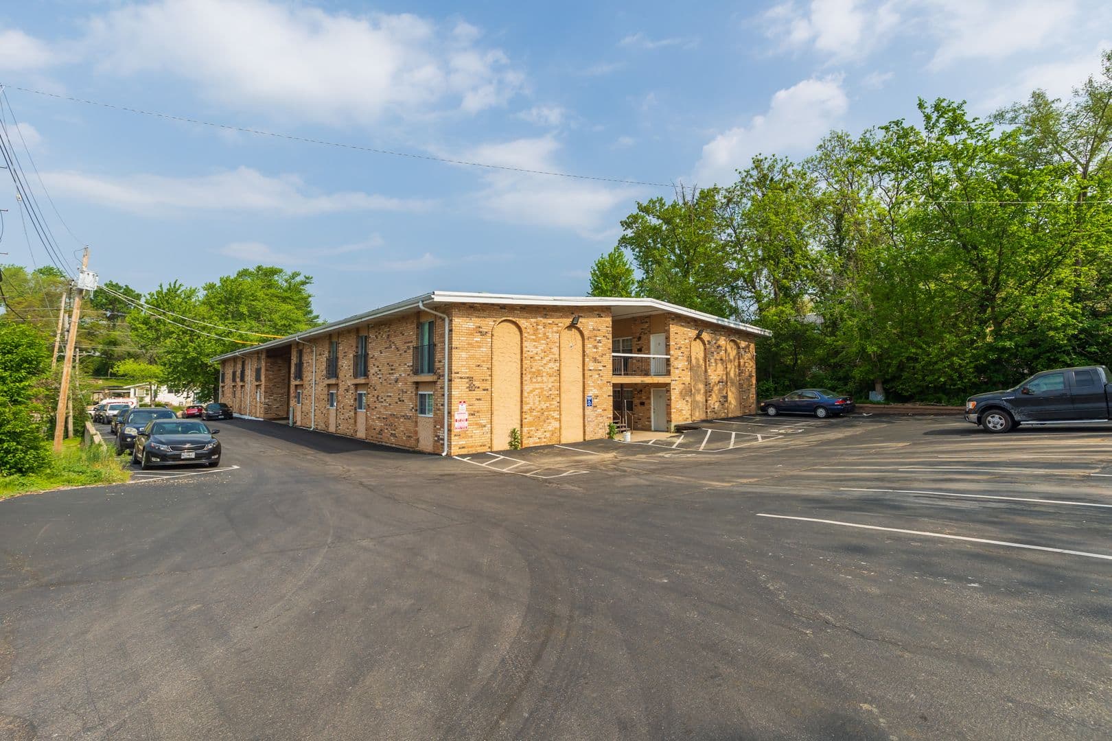 St. Charles Apartment: 800 Cunningham Ave