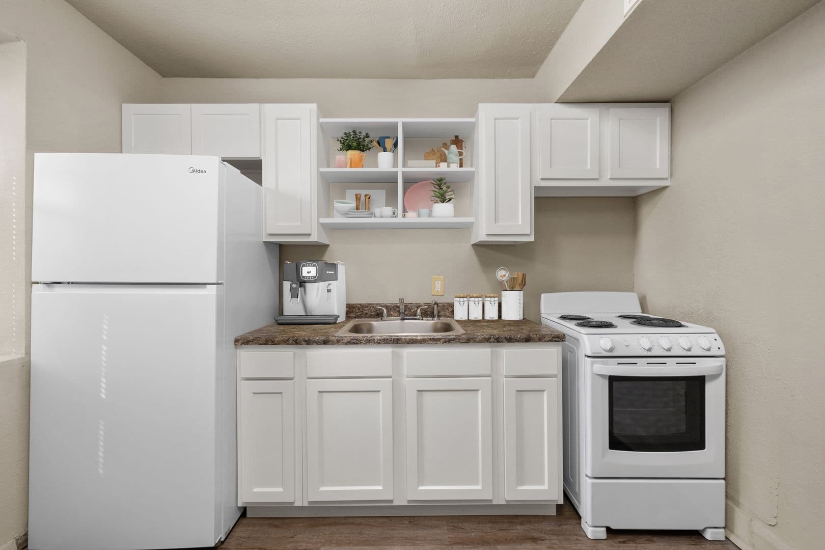 St. Charles Apartment: 1108 Powell St