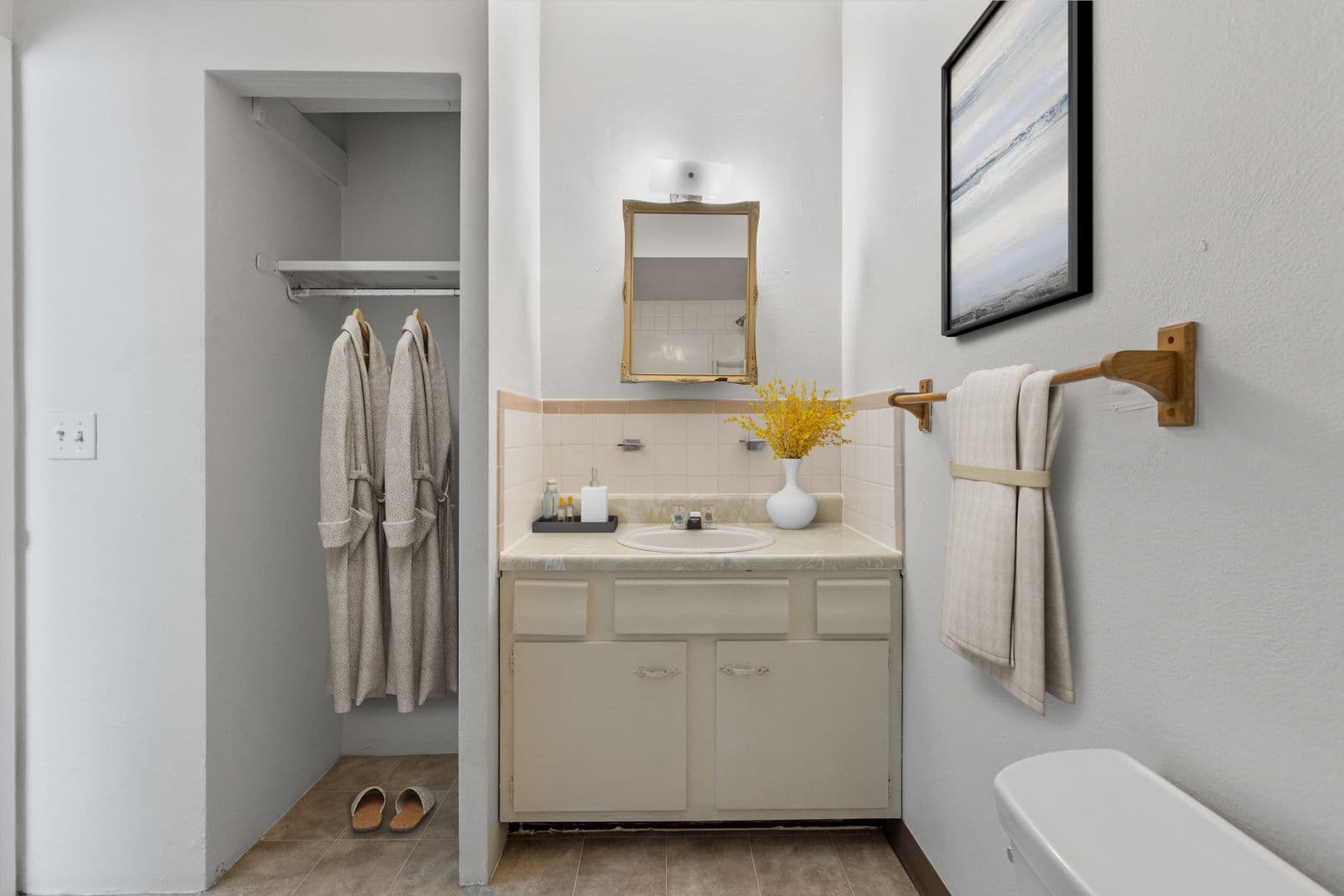 St. Charles Apartment: 800 Cunningham Ave