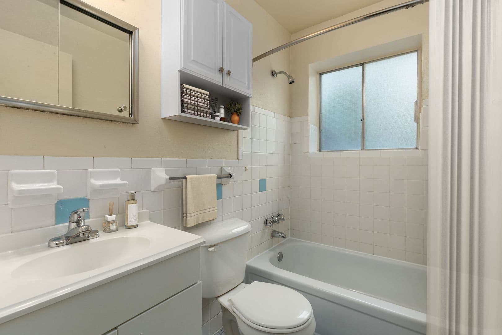 Ballwin Apartment: 242 Leslie Ln