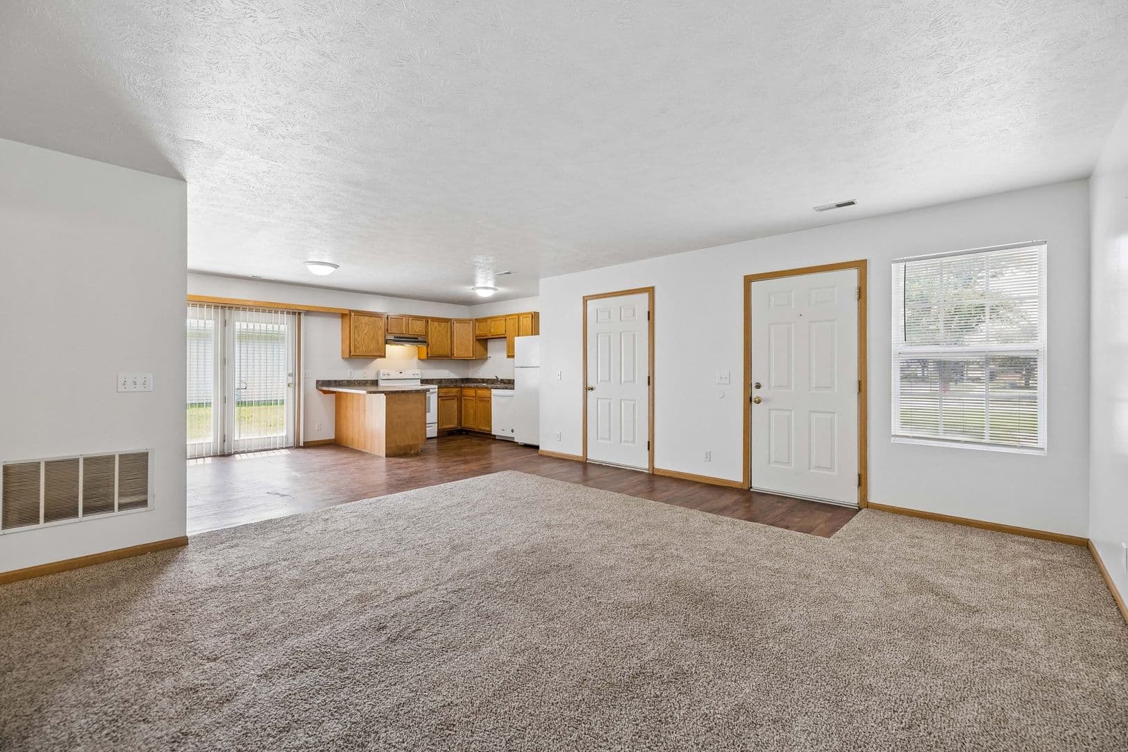 Lincoln Apartment: 600-602 Lamont