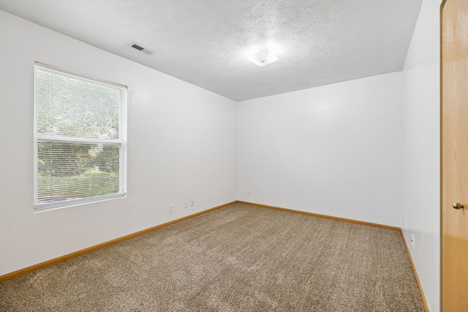 Lincoln Apartment: 600-602 Lamont
