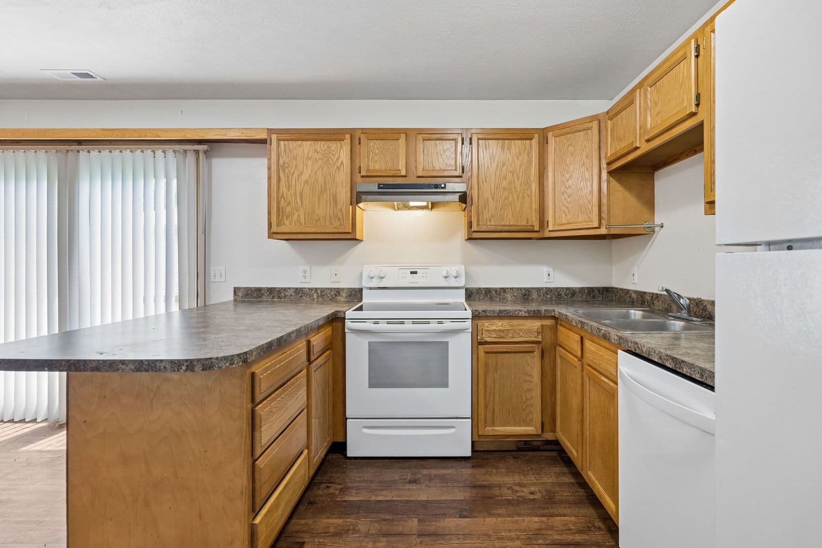 Lincoln Apartment: 600-602 Lamont