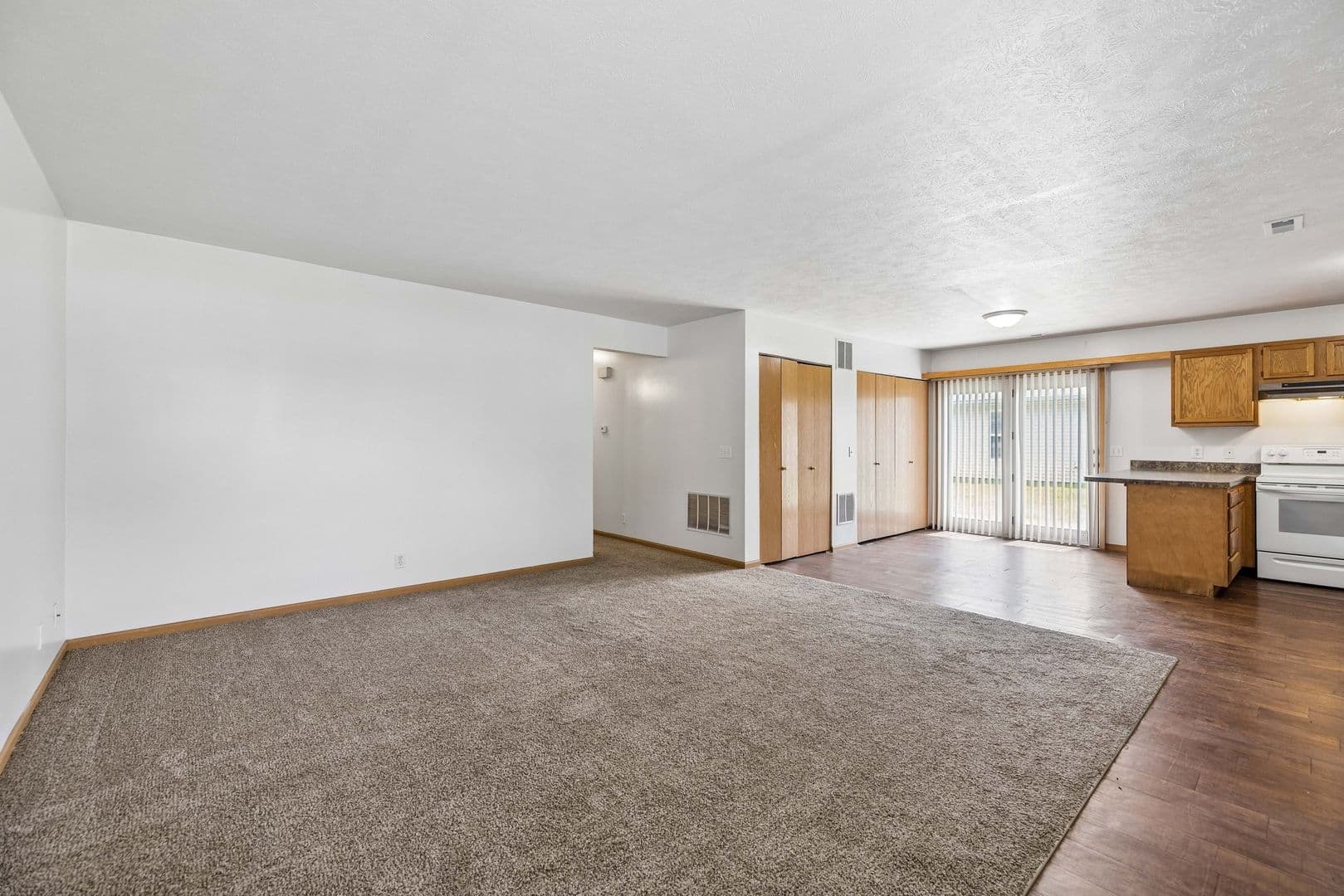 Lincoln Apartment: 600-602 Lamont