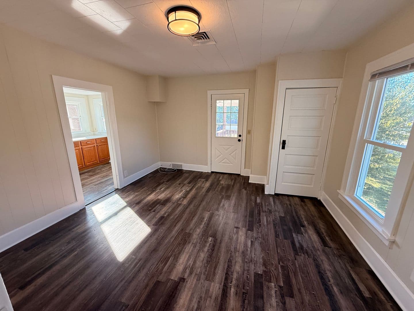 Lancaster Apartment: 750-752 E Wheeling St