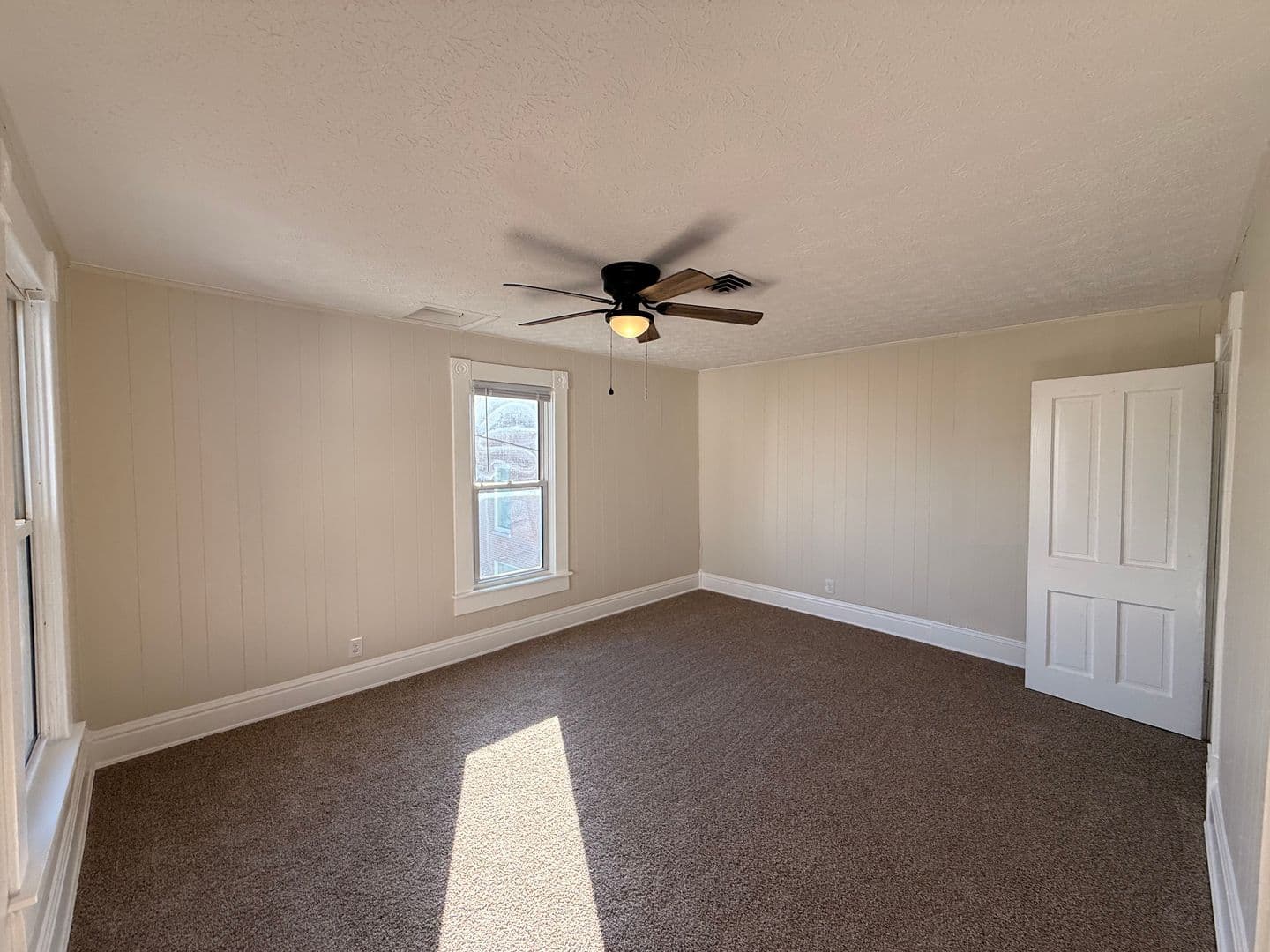 Lancaster Apartment: 750-752 E Wheeling St
