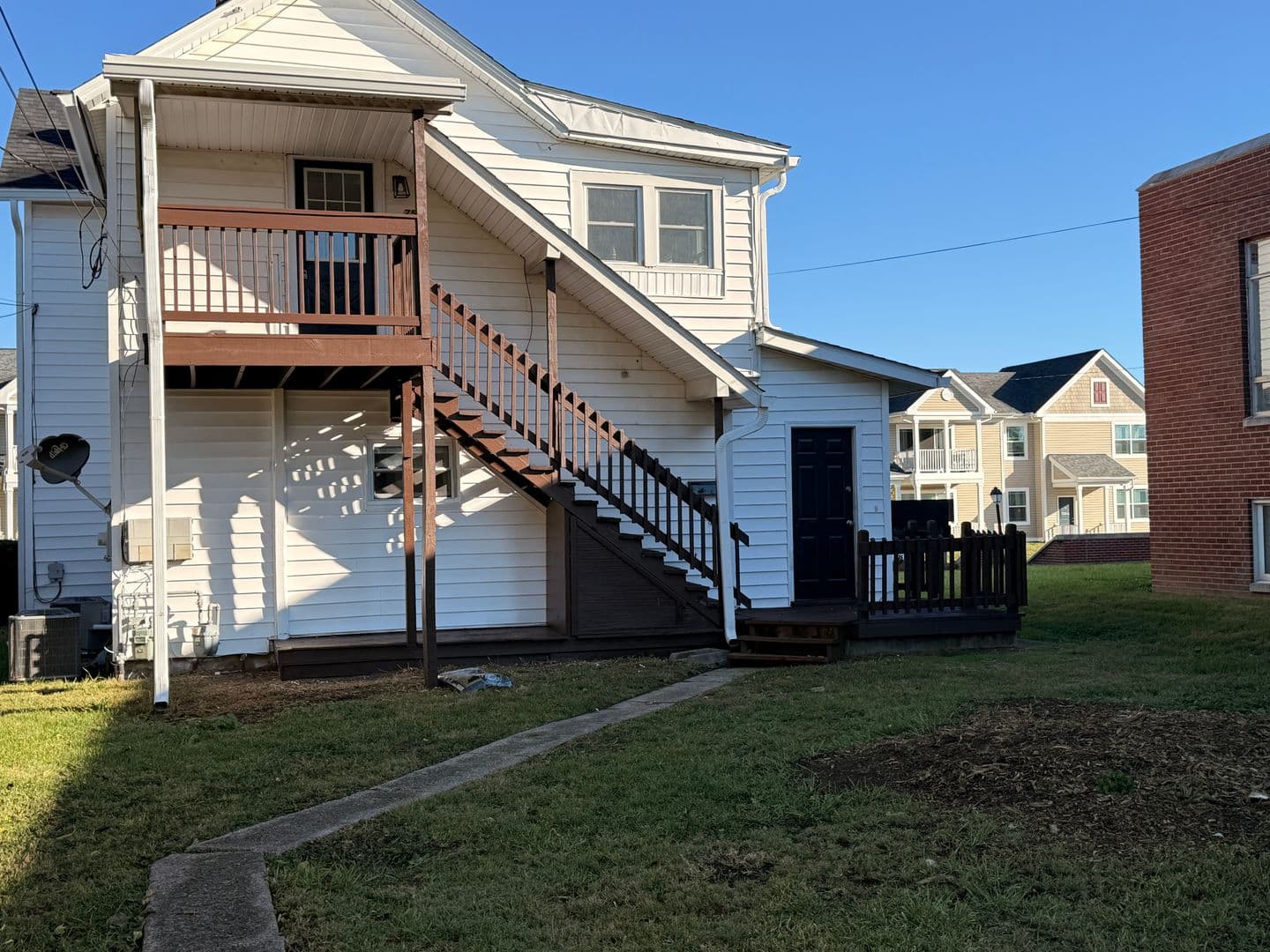Lancaster Apartment: 750-752 E Wheeling St