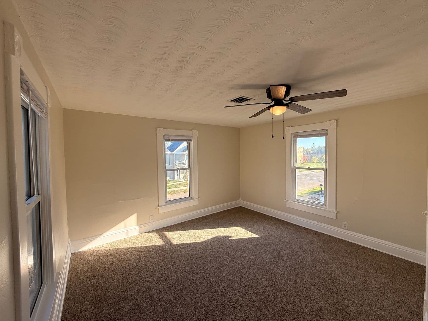 Lancaster Apartment: 750-752 E Wheeling St