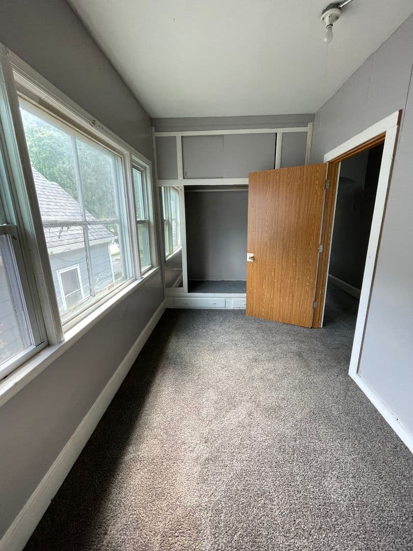 Milwaukee Apartment: 2562 S 9th St