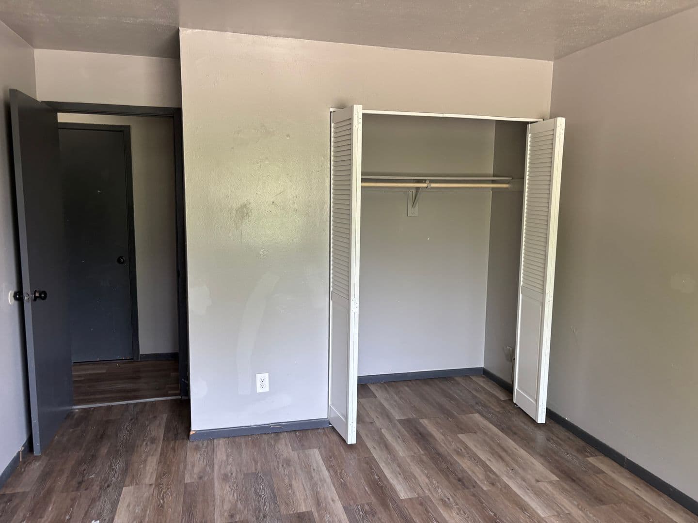 Milwaukee Apartment: 6320 N 91st St