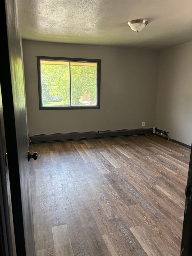 Milwaukee Apartment: 6320 N 91st St