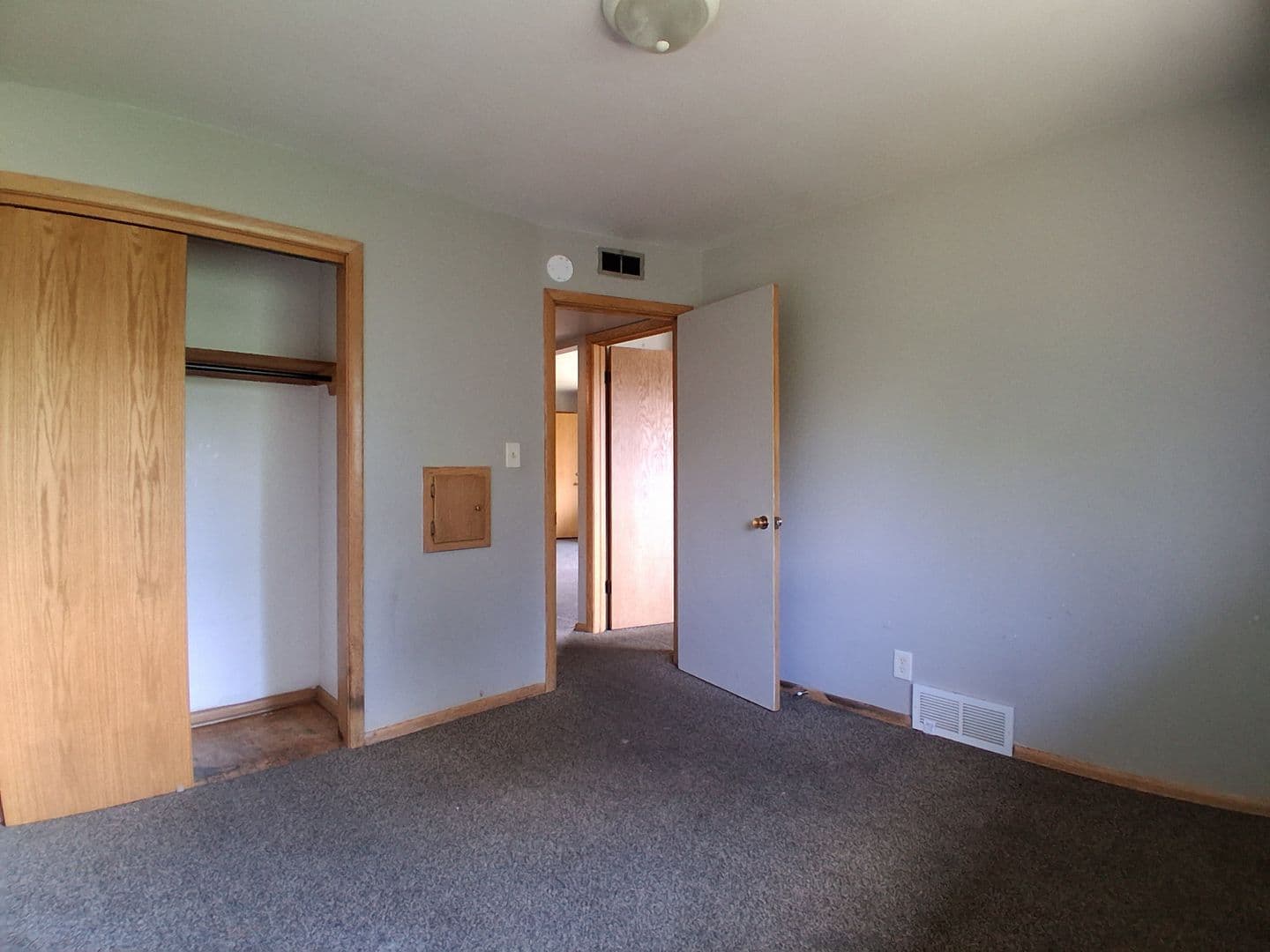 Milwaukee Apartment: 10416 W Hampton Ave