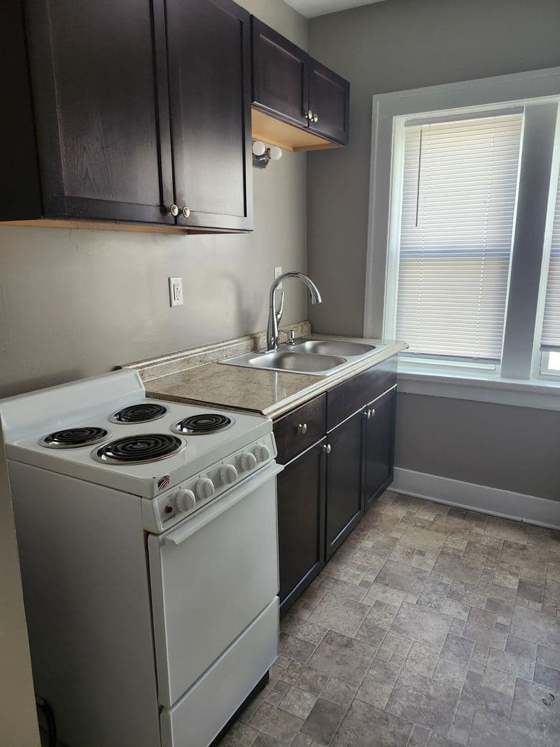 Milwaukee Apartment: 3273 N 17th St