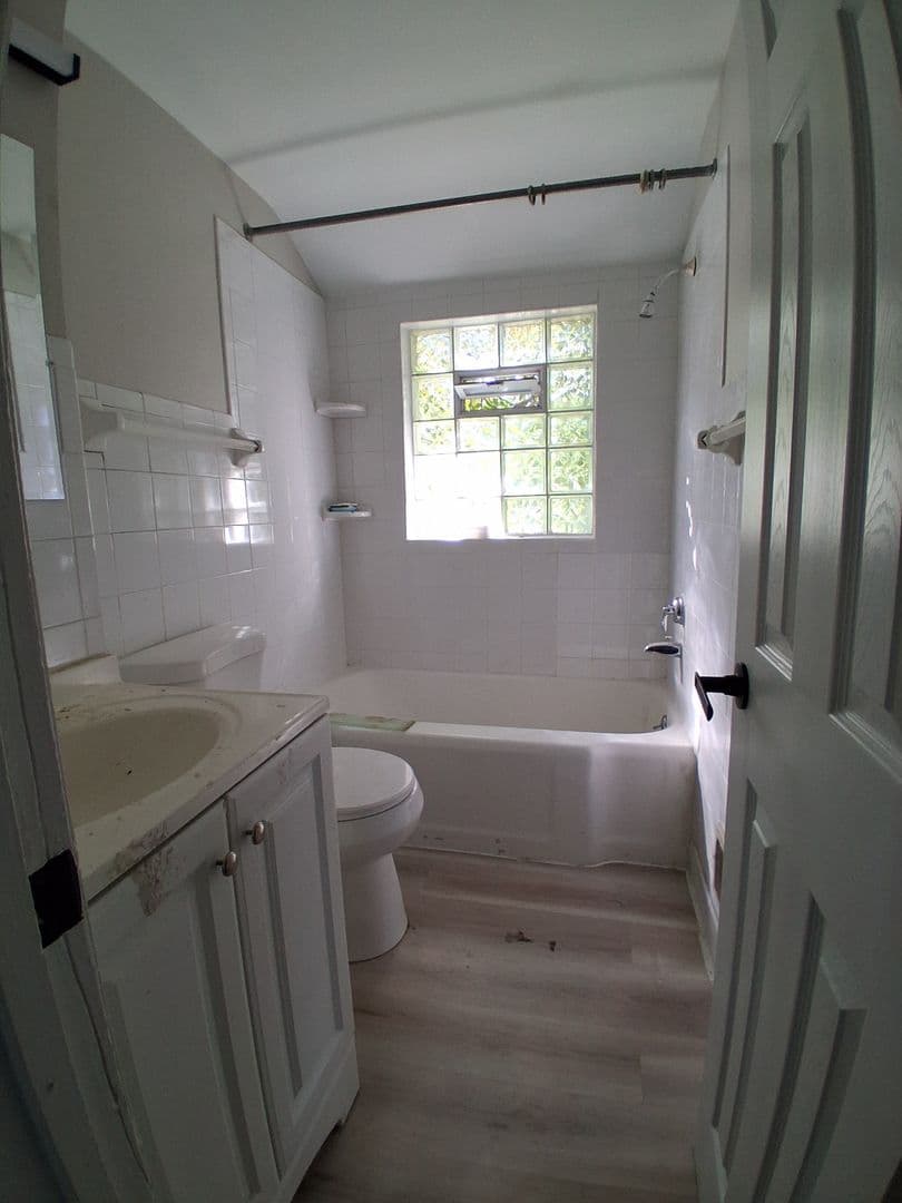 Milwaukee Apartment: 5137 W Keefe Ave