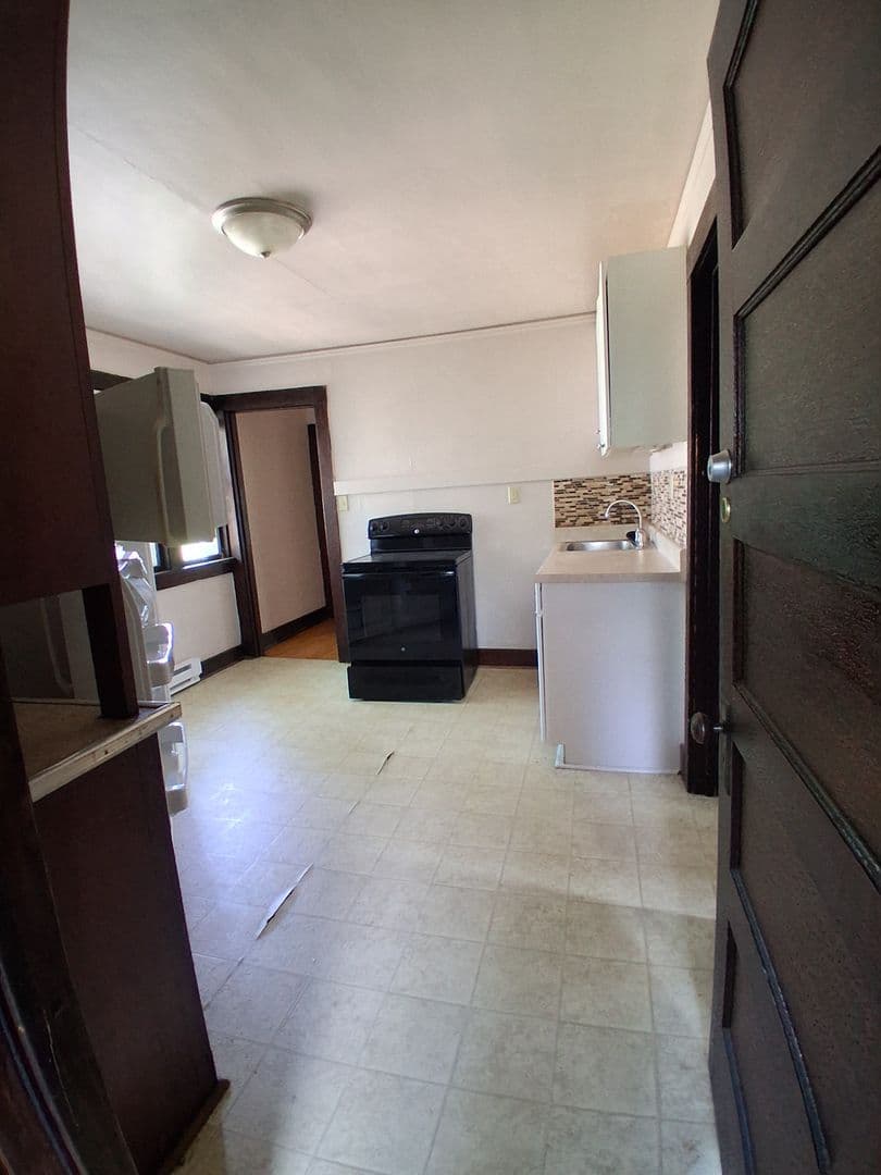 Milwaukee Apartment: 3179 North 39th Street
