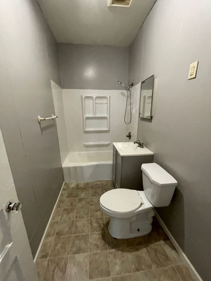 Milwaukee Apartment: 2562 S 9th St