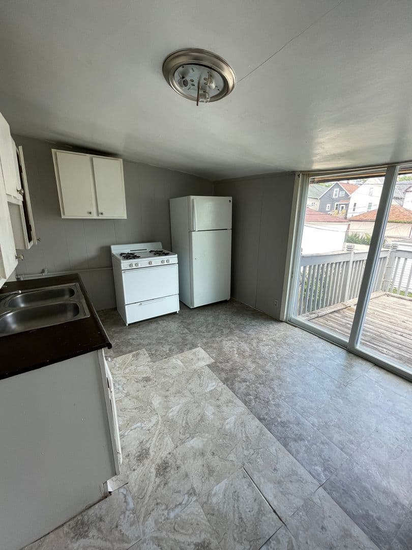 Milwaukee Apartment: 2562 S 9th St