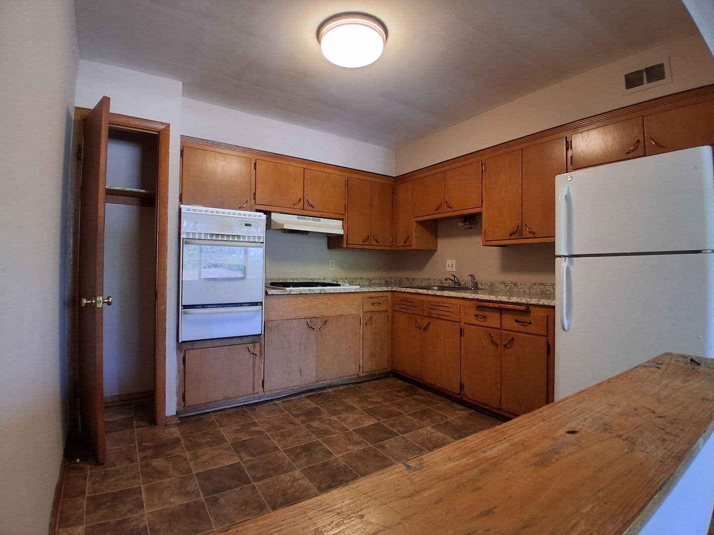 Milwaukee Apartment: 10416 W Hampton Ave