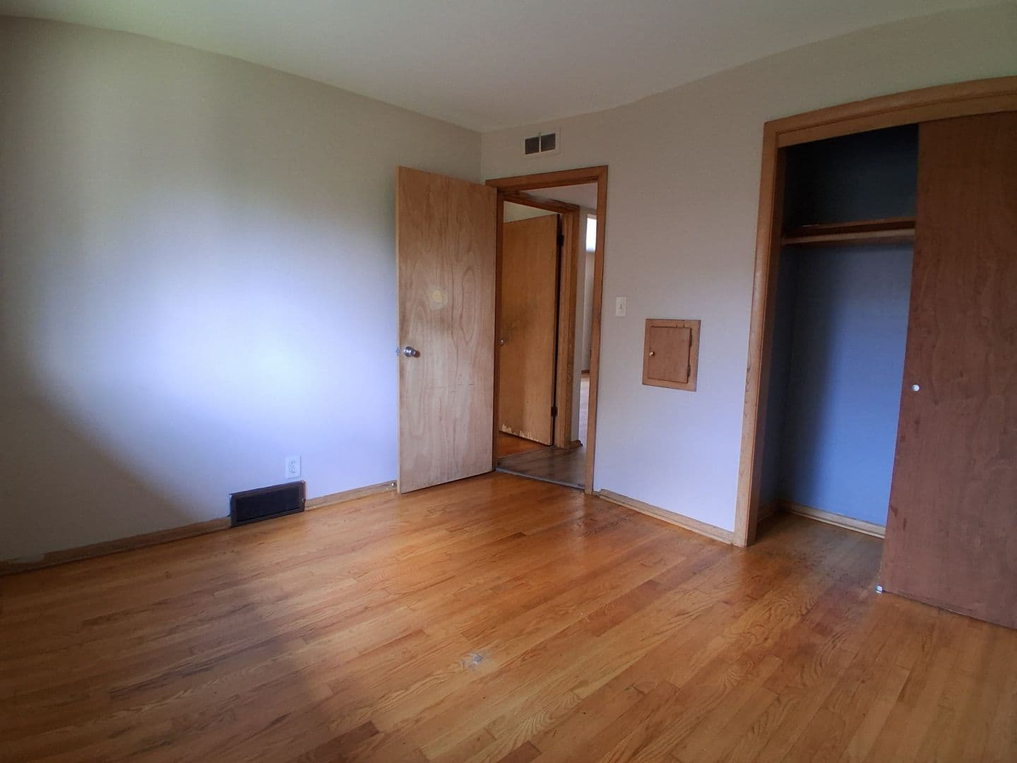 Milwaukee Apartment: 10416 W Hampton Ave