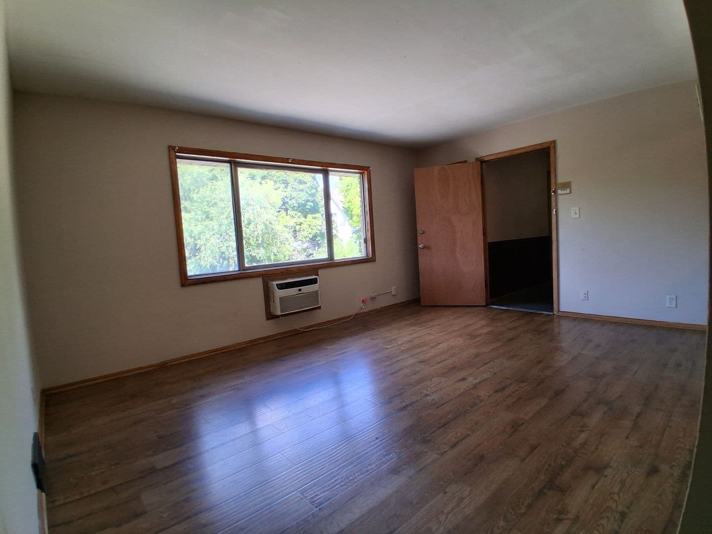 Milwaukee Apartment: 10416 W Hampton Ave