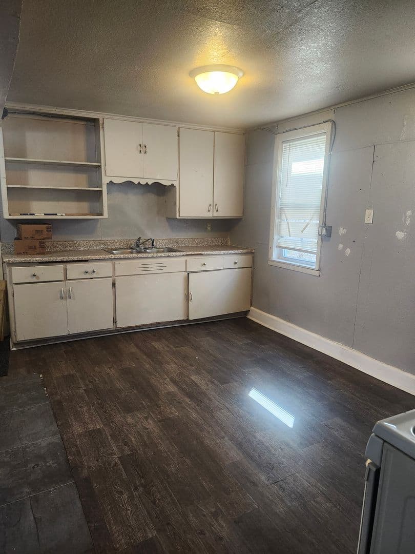 Milwaukee Apartment: 2562 S 9th St
