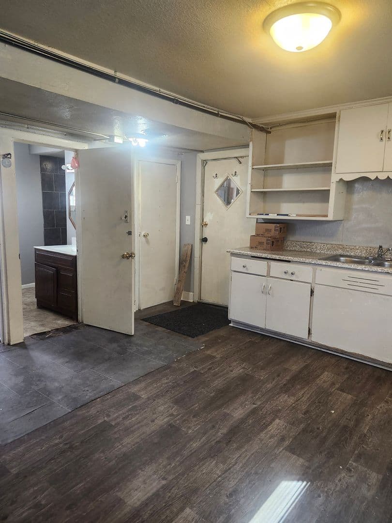 Milwaukee Apartment: 2562 S 9th St