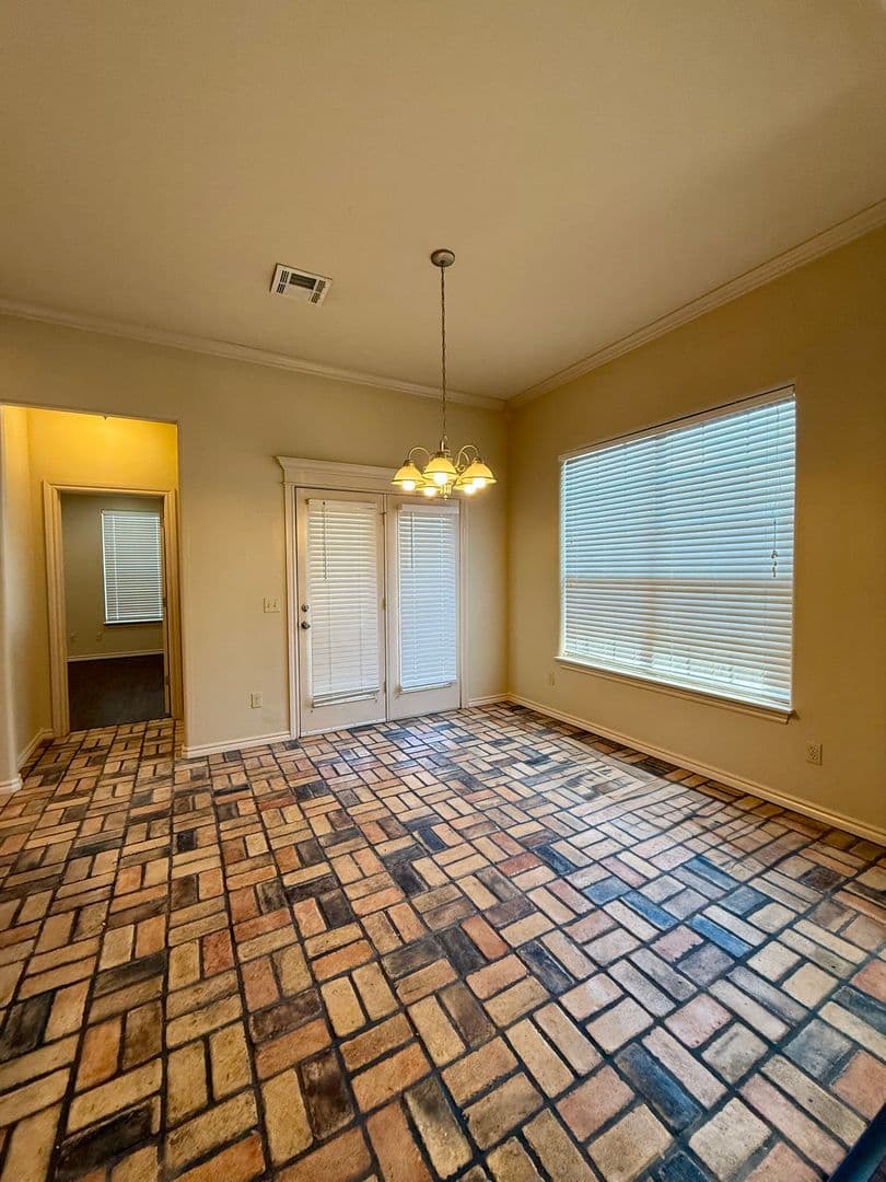 Moore House: 2520 Thomas Drive