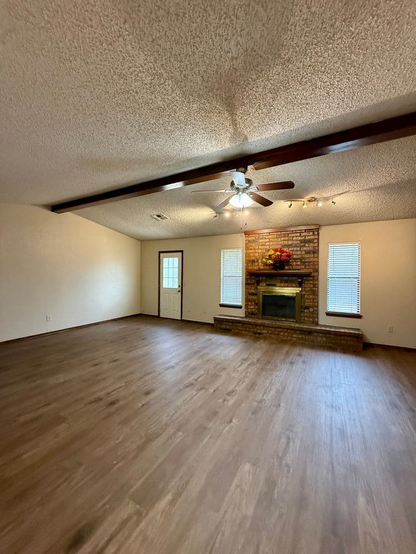 Moore House: 1368 W Cedarbrook Lane