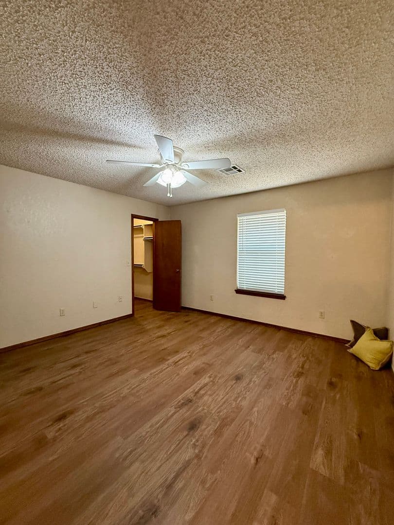 Moore House: 1368 W Cedarbrook Lane