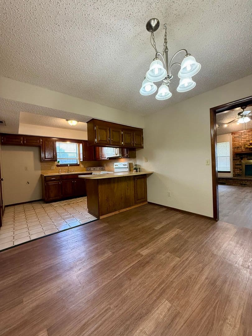 Moore House: 1368 W Cedarbrook Lane