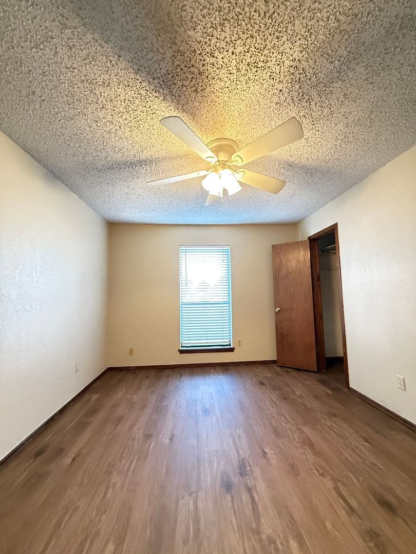 Moore House: 1368 W Cedarbrook Lane