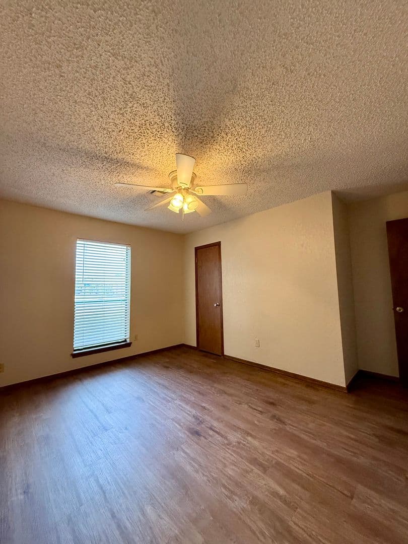 Moore House: 1368 W Cedarbrook Lane