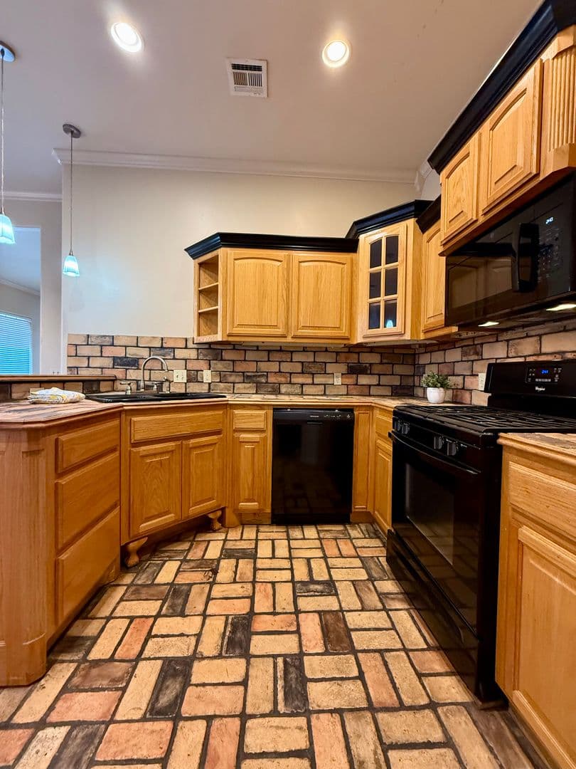 Moore House: 2520 Thomas Drive