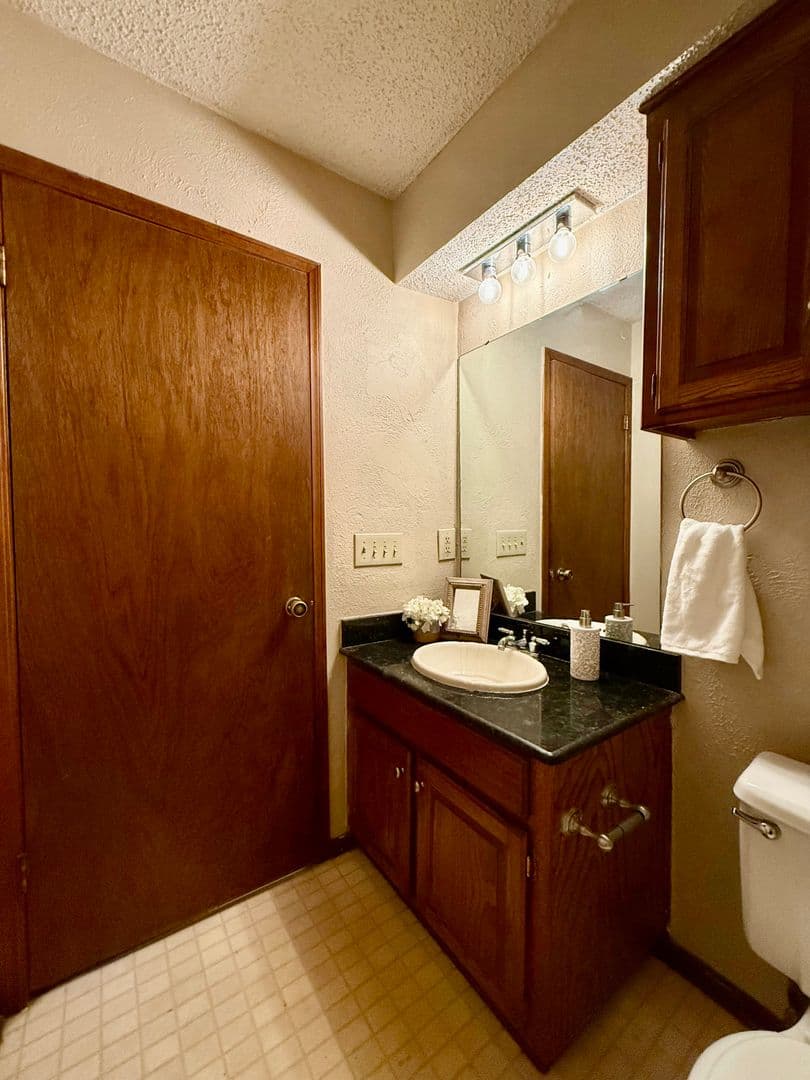 Moore House: 1368 W Cedarbrook Lane