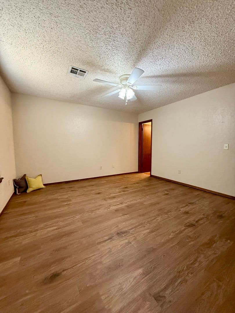 Moore House: 1368 W Cedarbrook Lane